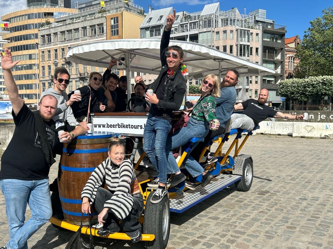 Photo de groupe avec le vélo à bière